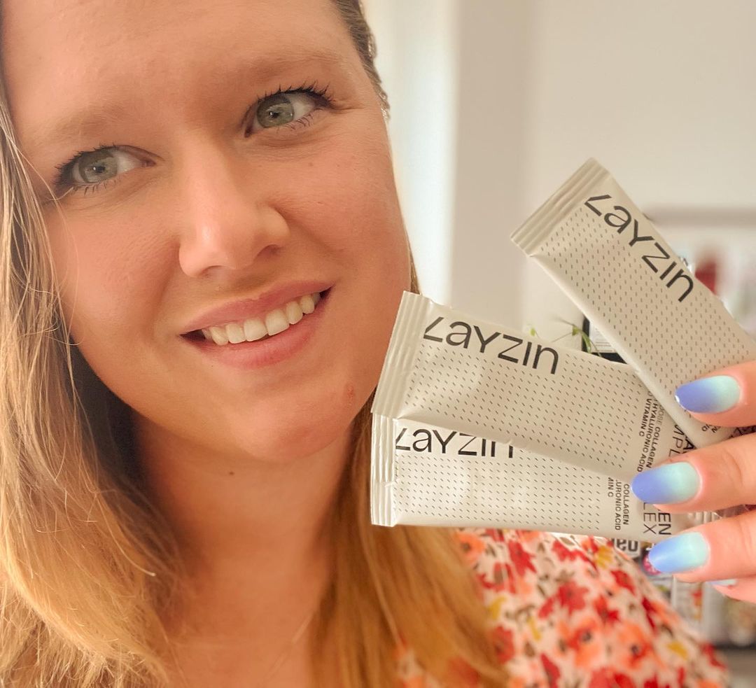 Collageen slikken vrouw met blauwe nagels en 3 zakjes collageen