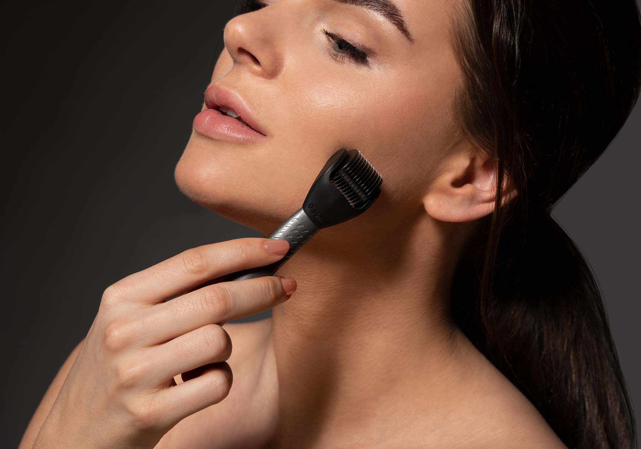 Huidverbetering Huidverjonging, dermarollen, anti-aging, UV-straling, zonschade, huidverjongen, microneedling, Layzin serums 02, droge huid, hormoonverandering, vrouw in de overgang
