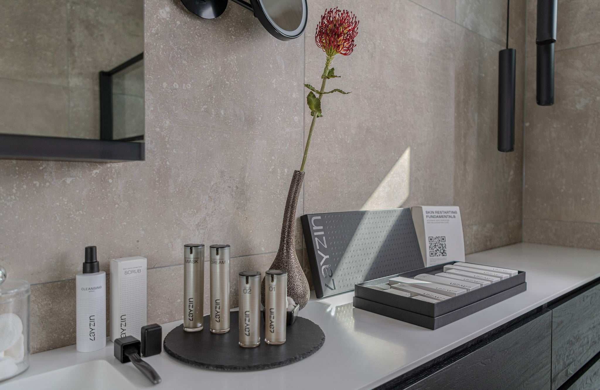 Skin Restarting Fundamentals box met beautyserums en microneedling accessoires voor anti-aging huidverzorging thuis