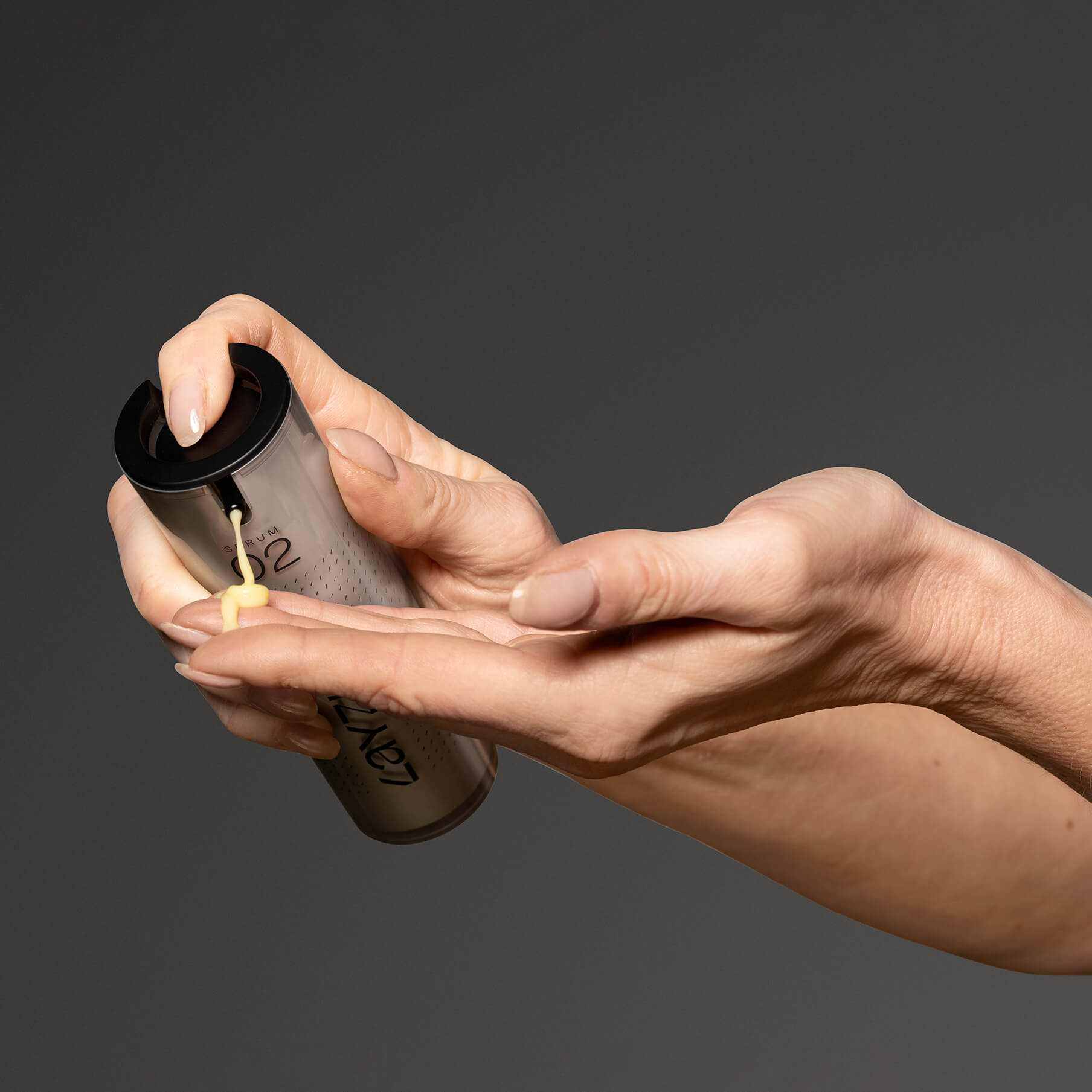 Bright Skin serum wordt uit dispenser in de handpalm gespoten