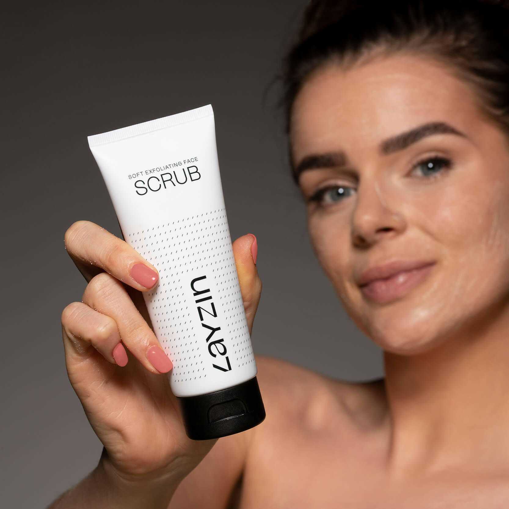Skin Repair vrouw met scrub in hand