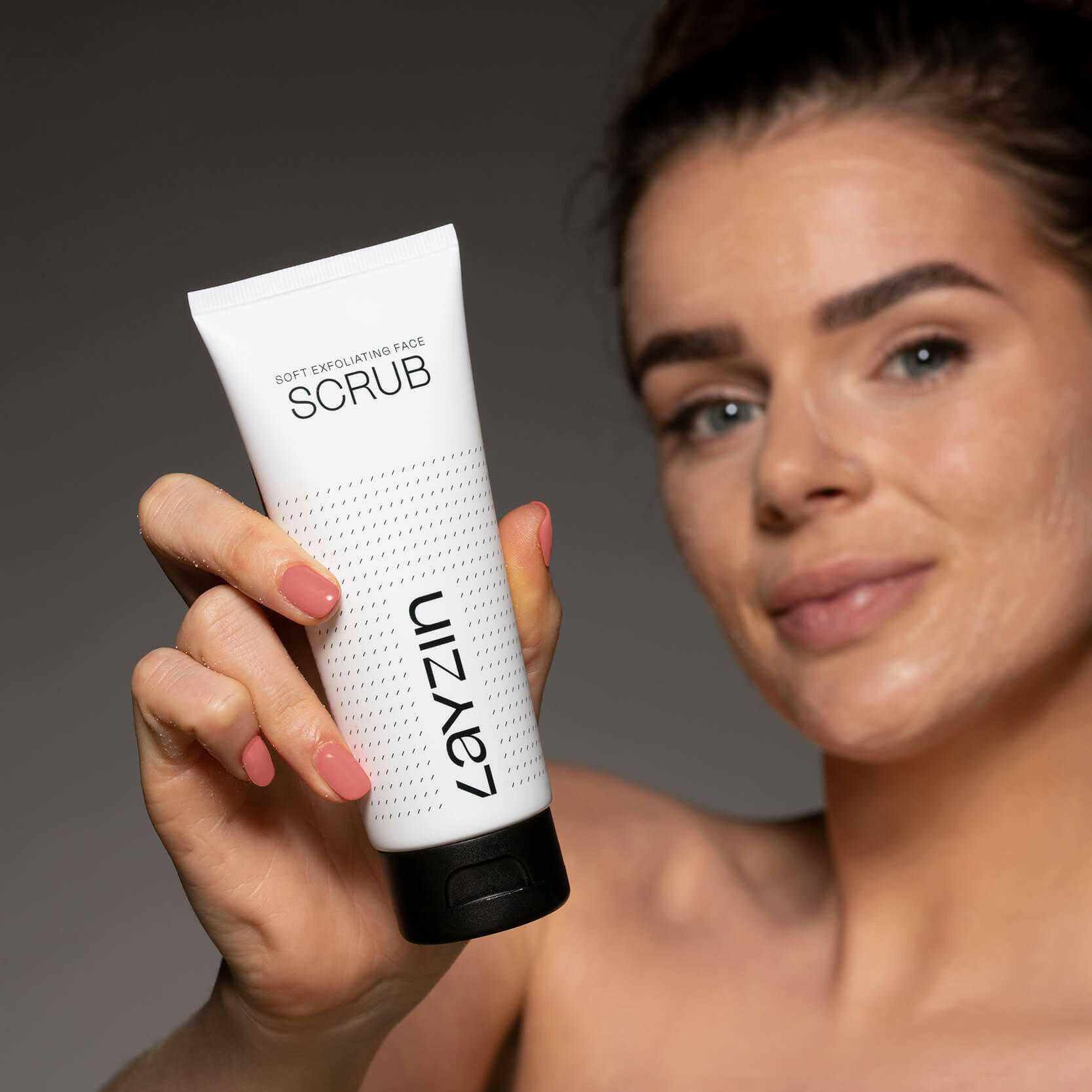 Skin Harmony vrouw met scrub in hand