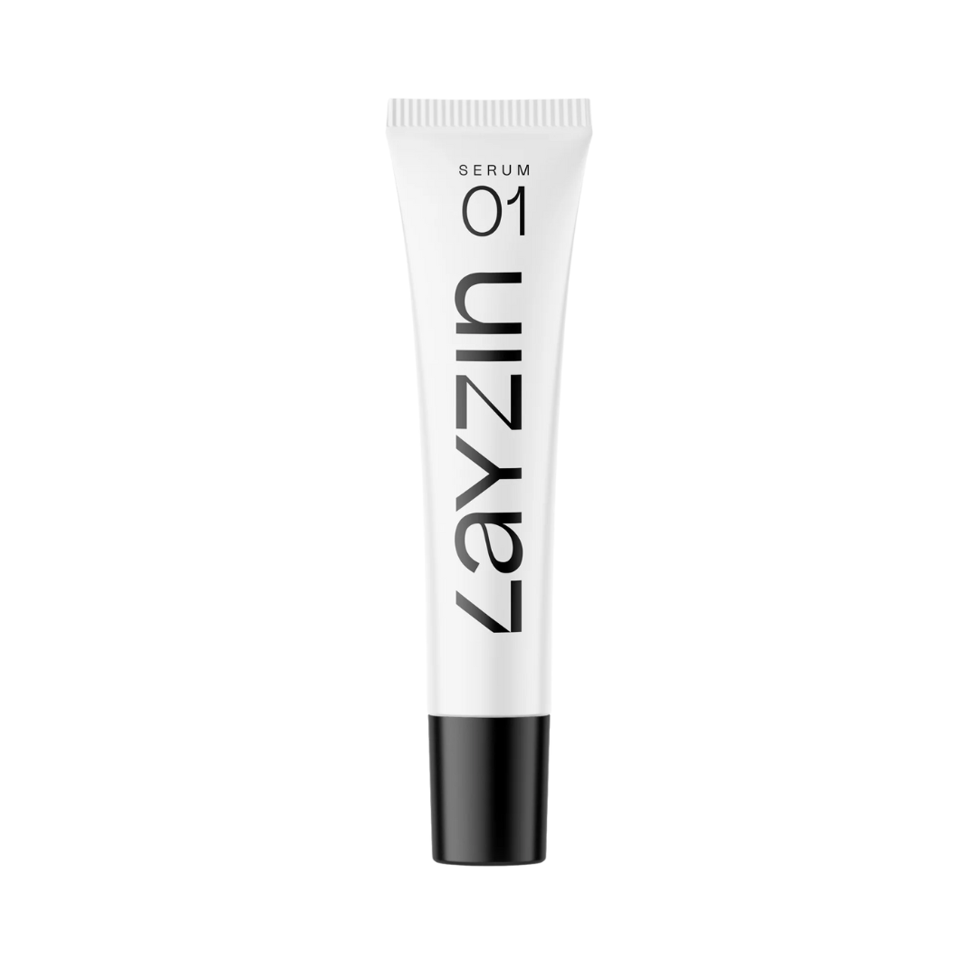 Compact SERUM 01 MINI hydrating hyaluronzuur serum in airless dispenser with vitamins and plant extracts for skin repair