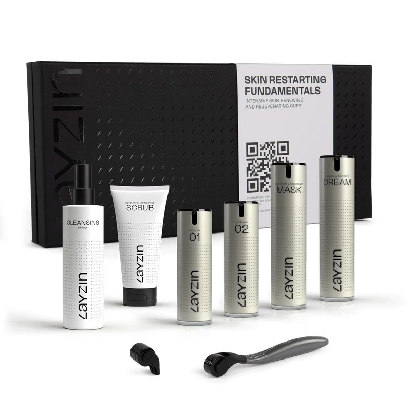 Skin Restarting Fundamentals box met microneedling rollers, serums, masker, reinigingsspray en face scrub voor huidverjonging en anti-aging thuisgebruik