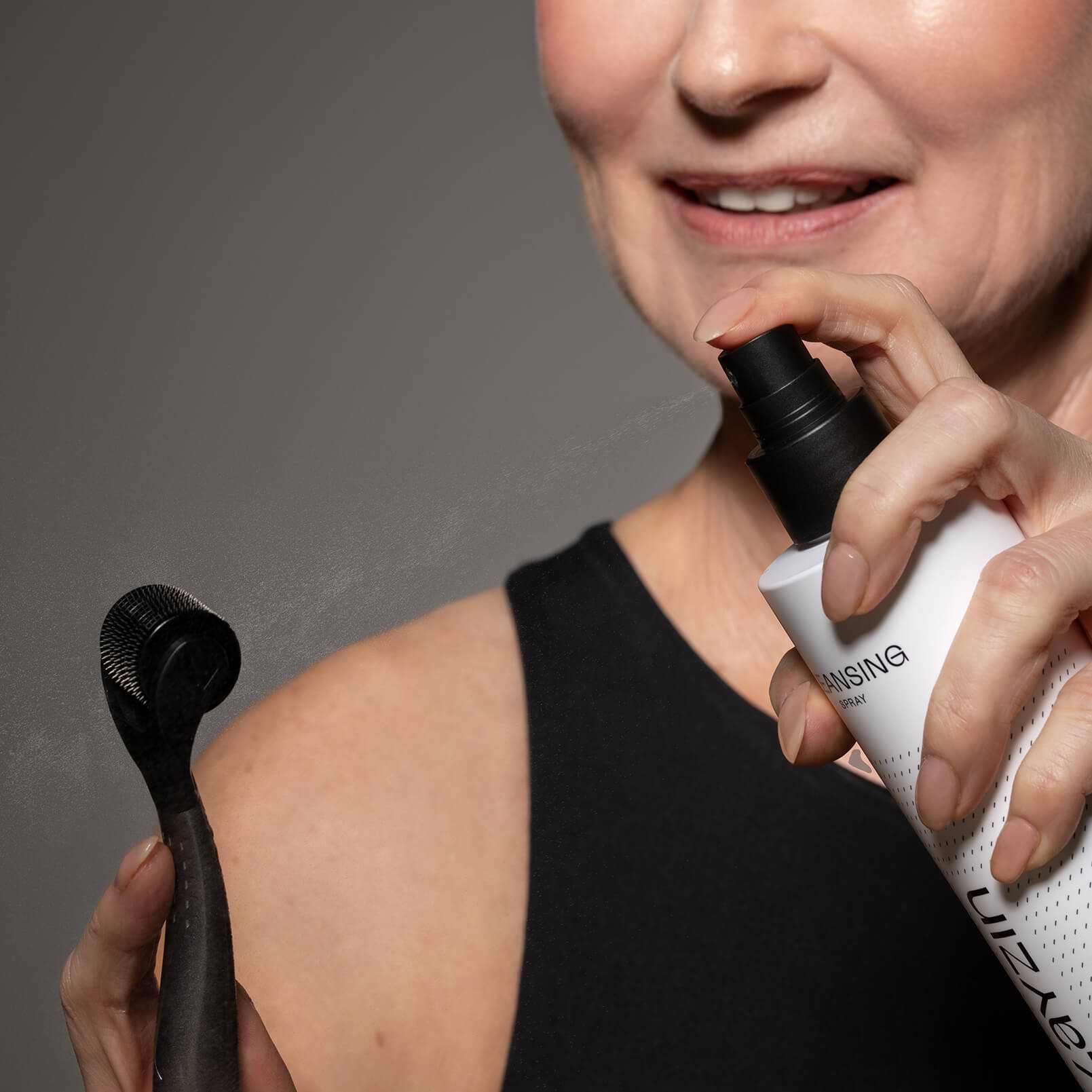 Vrouw gebruikt LAYZIN Anti-Aging Microneedling SET met dermaroller en cleansing spray voor huidverjonging en versteviging
