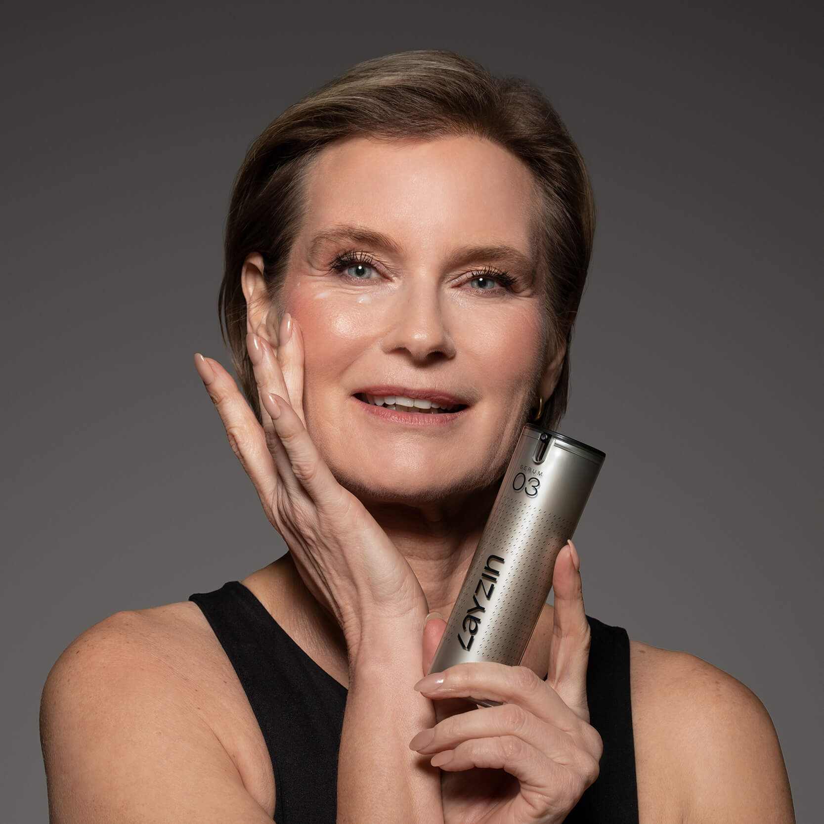 vrouw met SERUM 03 oogserum voor een frisse uitstraling en minder wallen en donkere kringen