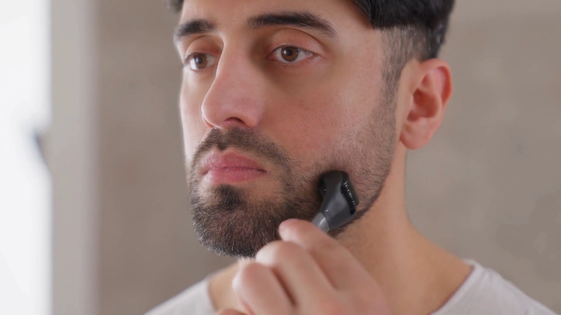 Man doet baard en snor behandeling met dermaroller