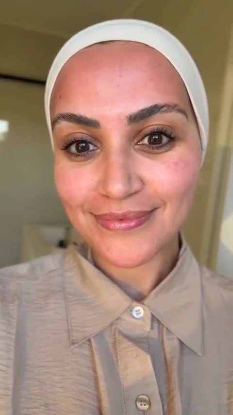 Zahra demonstreert de anti-aging SET