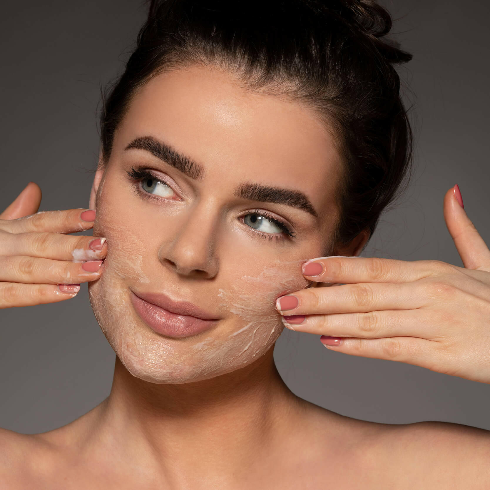Skin Repair vrouw scrubt gezicht