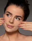 Skin Repair vrouw scrubt gezicht