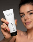 Skin Repair vrouw met scrub in hand