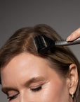 vrouw gebruikt dermaroller op haar haren